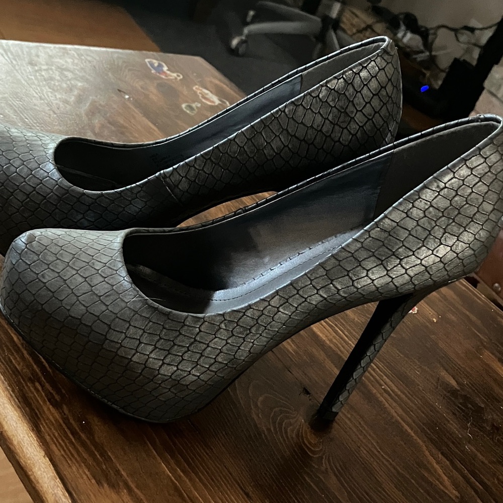 Steve Madden Snakeskin Patterned Gray Heels